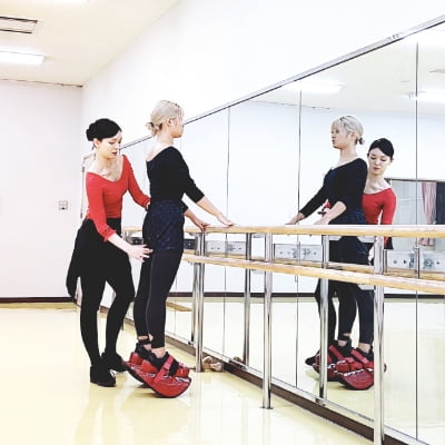 鏡に映った姿を確認しています