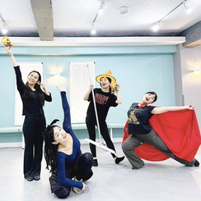 演劇のポーズを皆で取っています