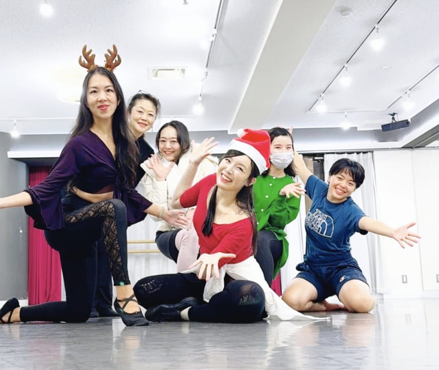 いろんな衣装を楽しむ大人の生徒さんたち